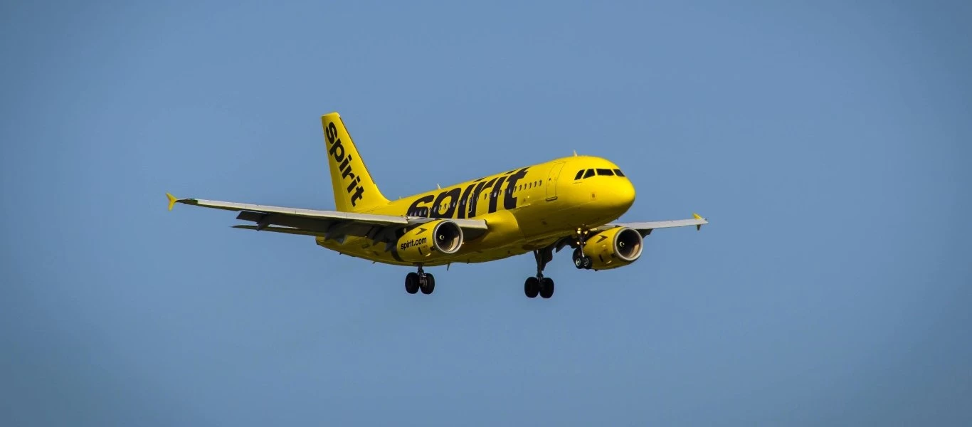 Απίστευτο περιστατικό σε πτήση - Έδιωξαν οικογένεια από το αεροπλάνο επειδή παιδί 2 ετών δεν φορούσε μάσκα (βίντεο)